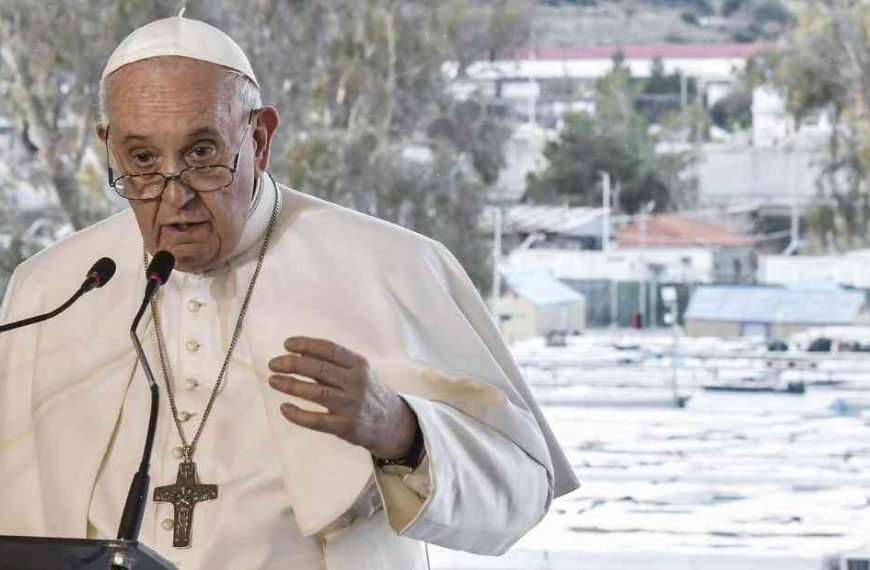 Pope Francis hails migrants in Lesbos