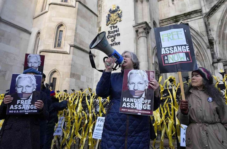 Assange loses extradition fight, but the Supreme Court green-lights questioning