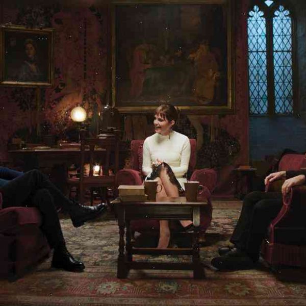 Cast members of Harry Potter franchise release pic to mark anniversary of final film