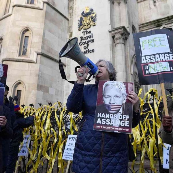 Assange loses extradition fight, but the Supreme Court green-lights questioning